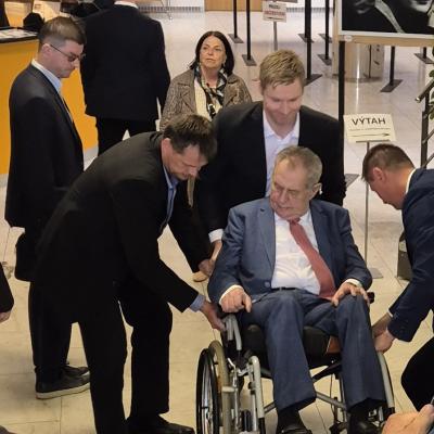 28.4.2026 Praha Novotného lávka: Popírání dějin Milošem Zemanem a Jiřím Weiglem