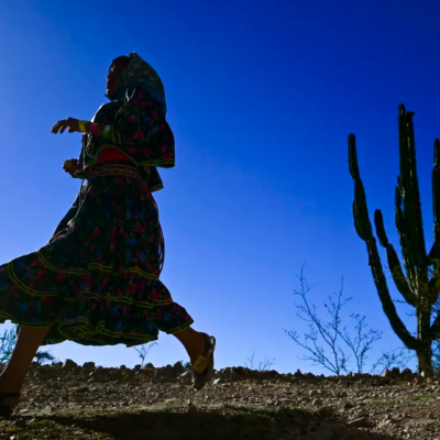 V tradičním oděvu a s holí v ruce vyhrála ultramaraton a šokovala celý svět