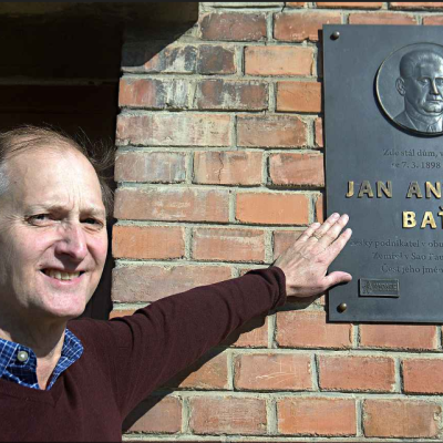 Nash G. John a Pamětní deska