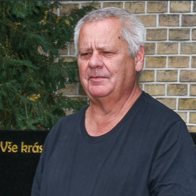 Zoufalý herec obviňuje soudy: „Ukradli mi dceru, napíši knihu ZRŮDY V TALÁRU. Budou v ní všechny osoby, které lhaly, kradly a ubližovaly.“