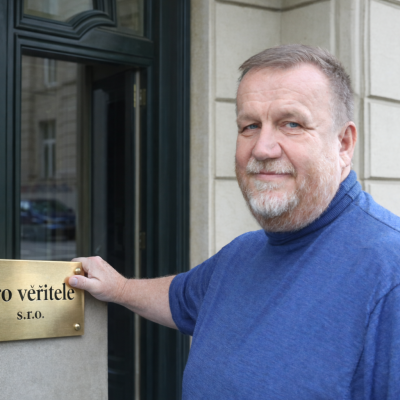 Za webem proveritele.cz (Milan Drtil) bez odborníků stojí bývalý podvodník Jan Čermák