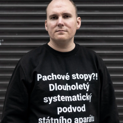 Odsouzený za loupež uprchl na 13 let z České republiky, aby očistil své jméno. Vyhrál - stát mu za nemajetkovou újmu vyplatil 45 000 kč - OBČANÉ PROBDĚTE !!!